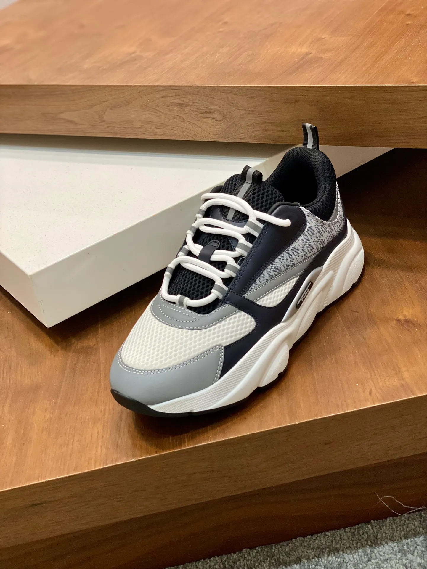 Factory price: 500💰 Dior B22 men's jogging fashion sneakers. This item draws inspiration from retro jogging shoes. It adopts a thick low-top design, with an upper made of leather and mesh fabric, and a black and white engraved rubber sole. The side is decorated with an embossed "Di~r" logo. Code number: 38-45 (38, 45, 46 can be customized)